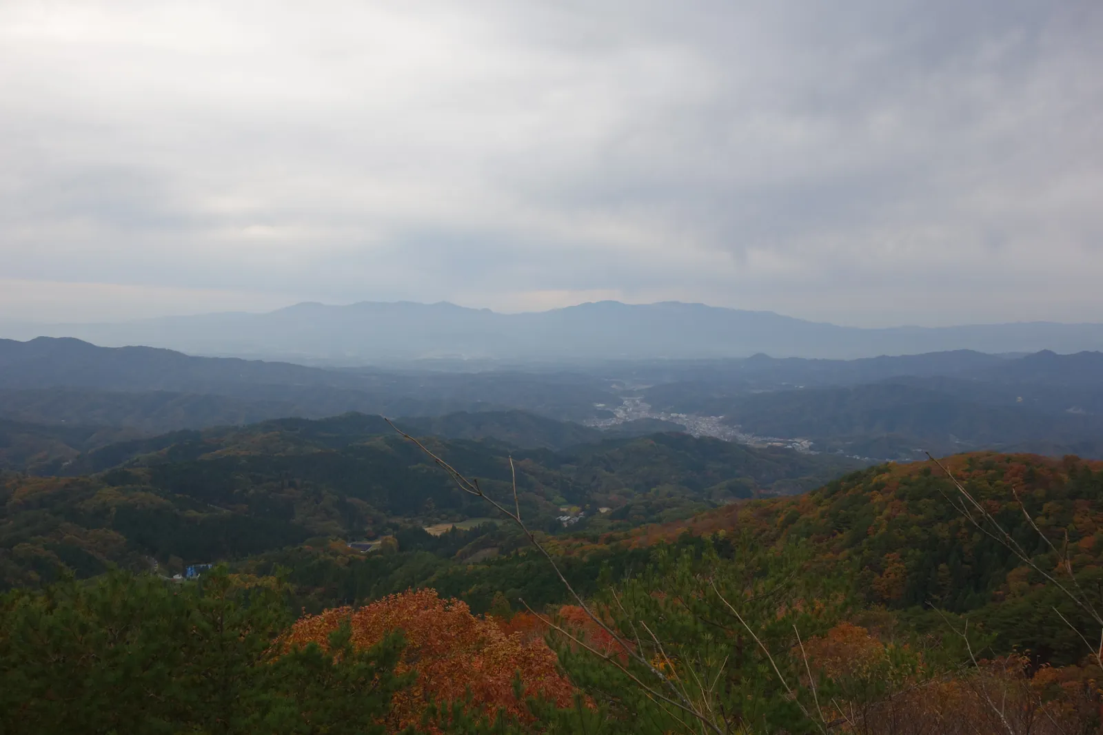 展望台から望む安達太良山と吾妻連峰の山並み