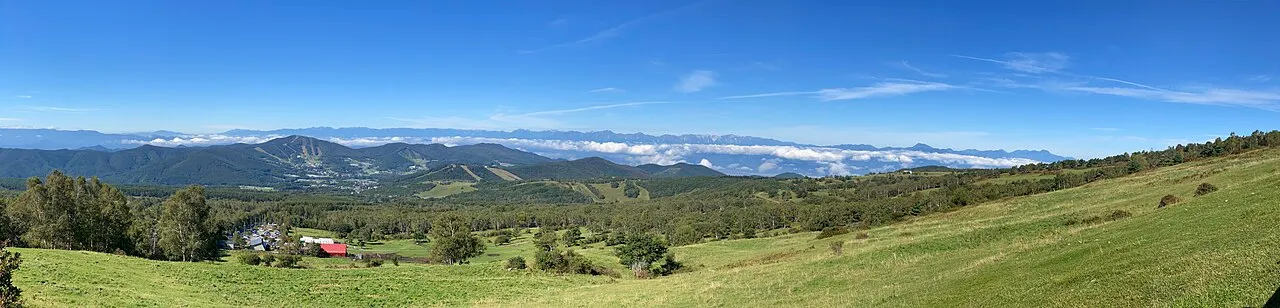 根子岳の山頂付近から見渡す高原のパノラマ