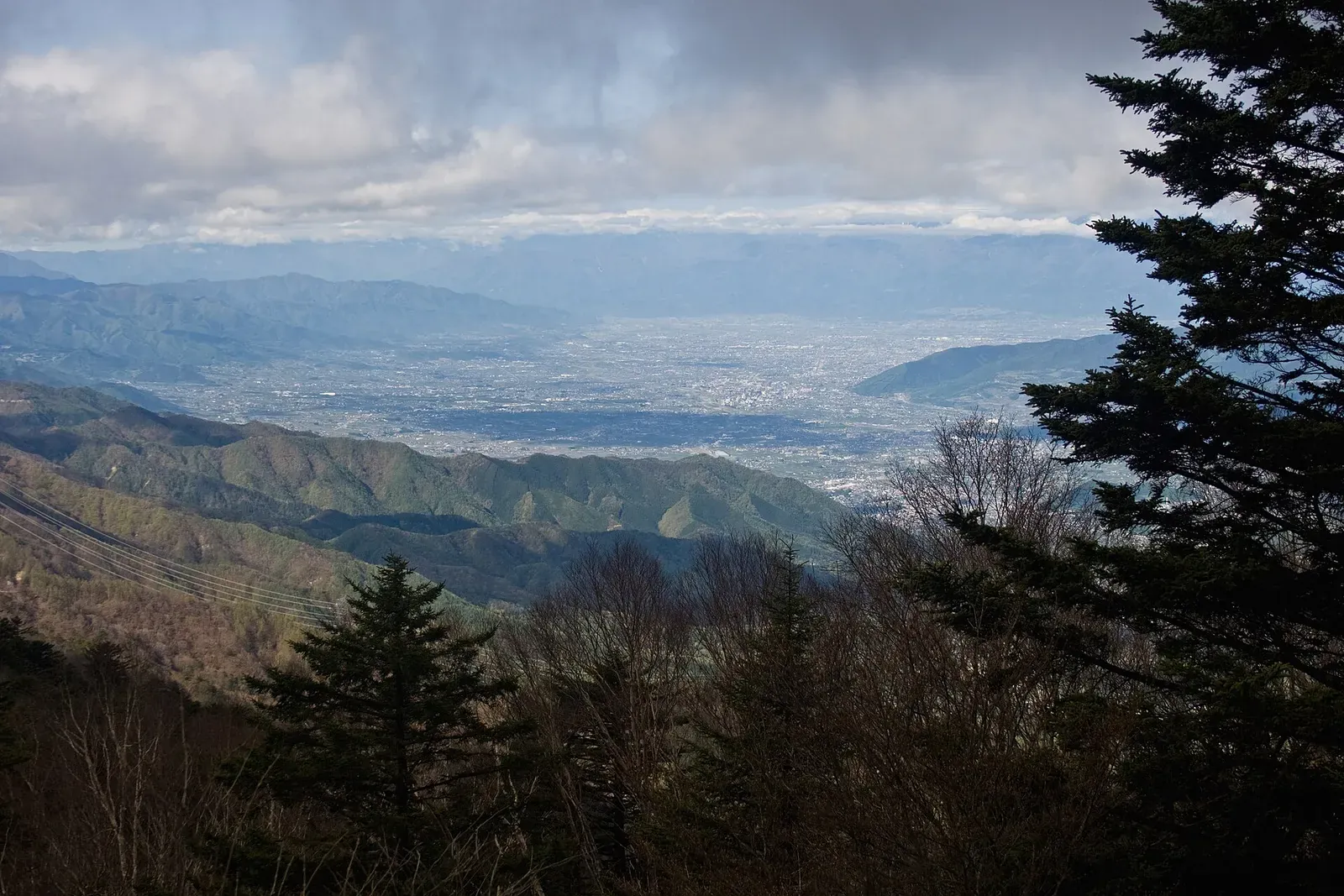 大菩薩嶺の稜線付近から見下ろした甲府盆地