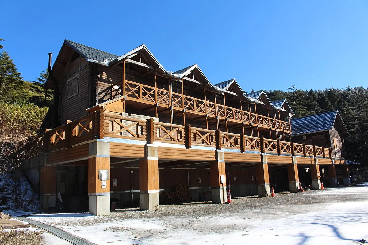 神坂峠近くの山小屋・萬岳荘の建物