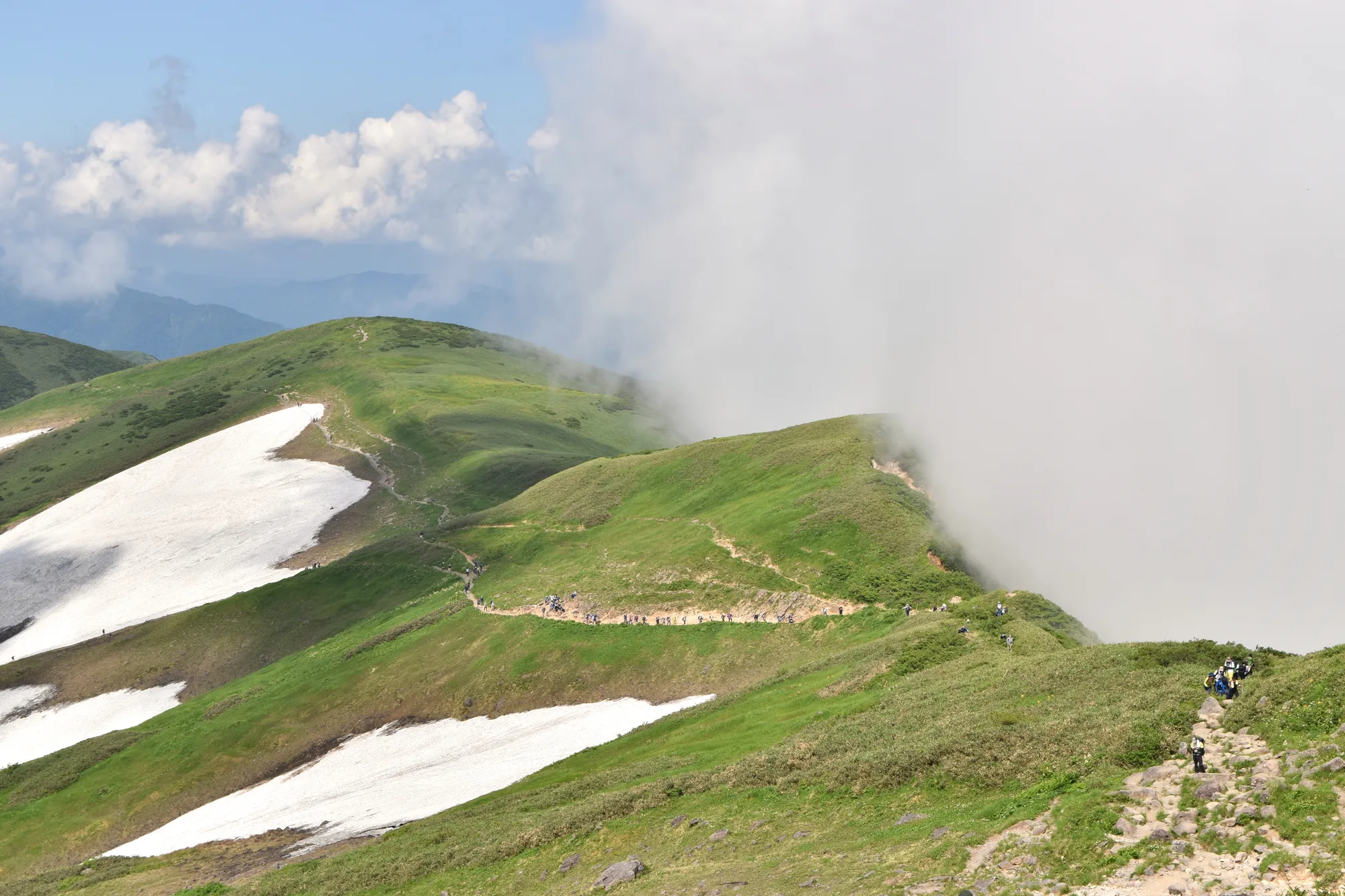 月山の稜線を歩く登山者