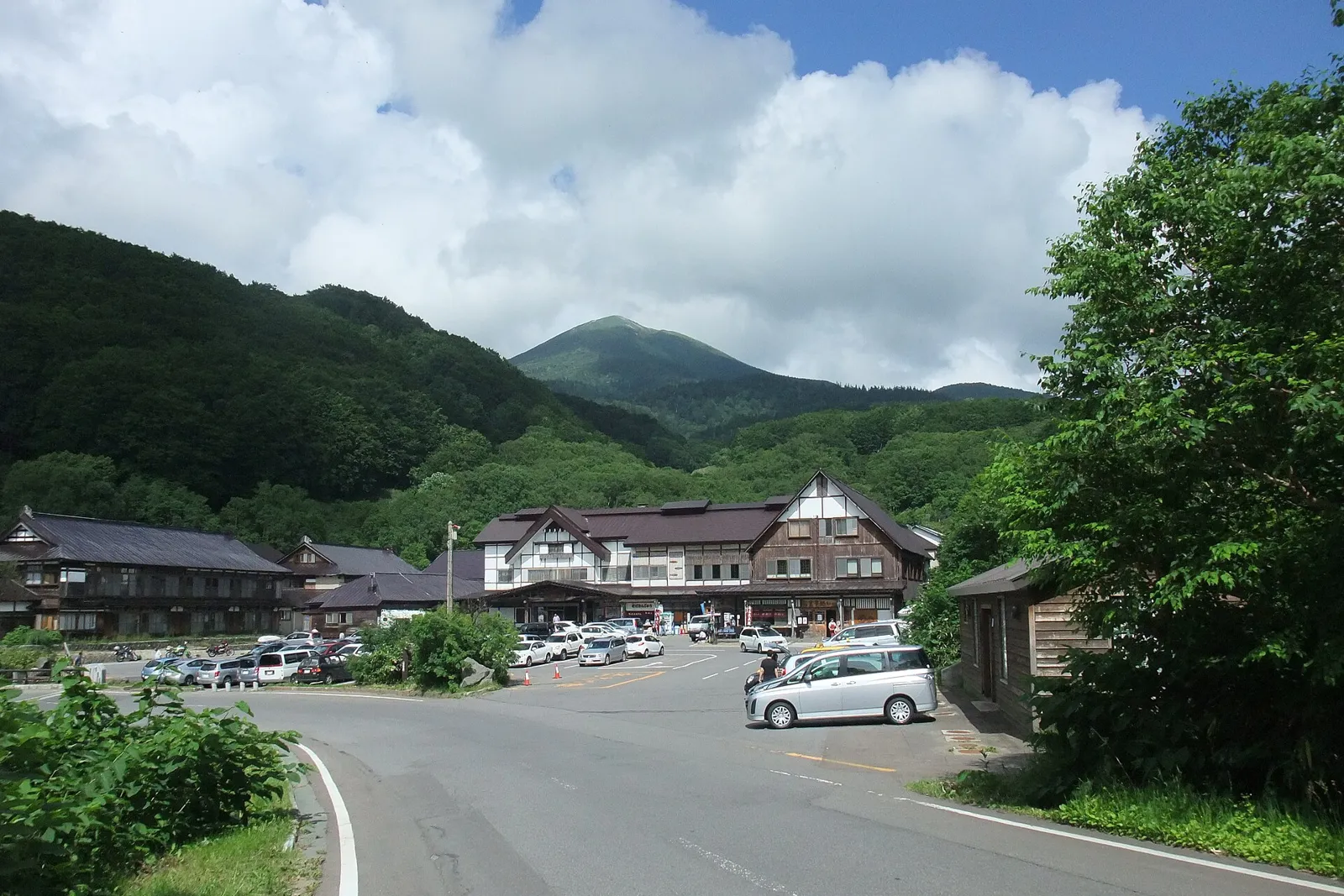 酸ヶ湯温泉の建物と、その奥に見える大岳