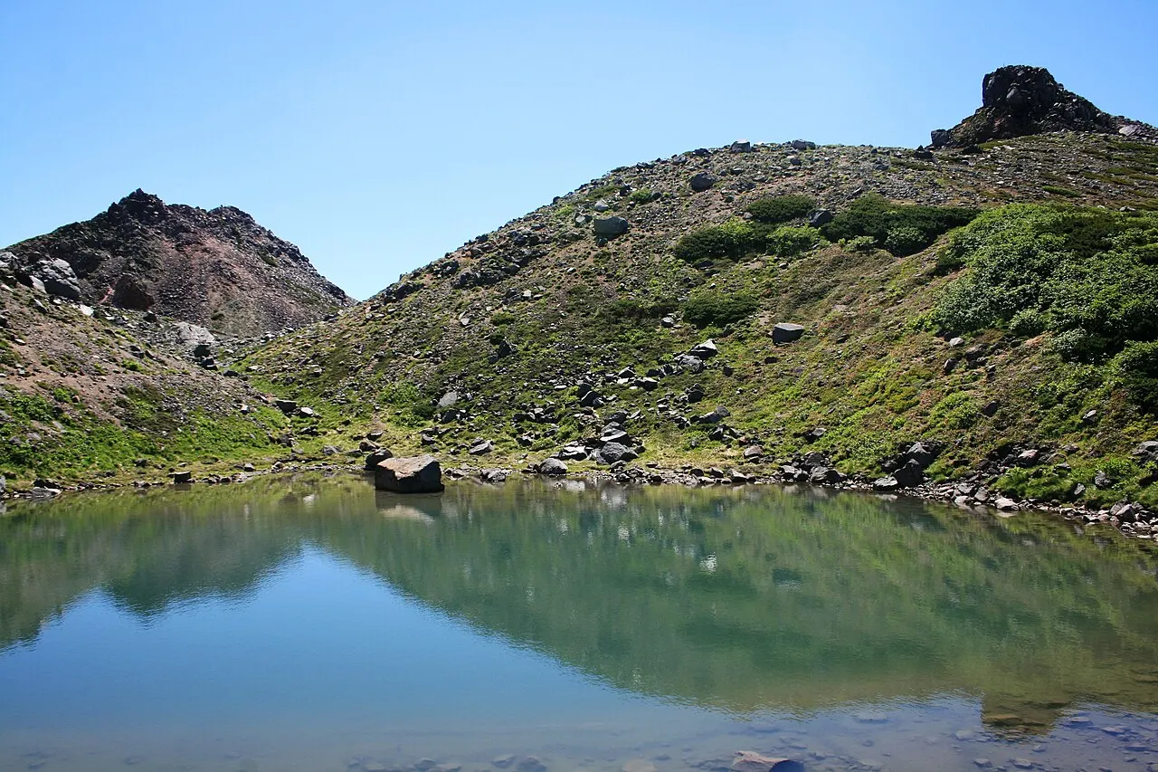 血ノ池と剣ヶ峰、御前峰