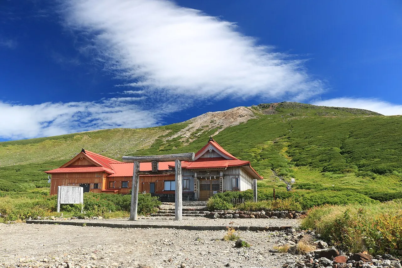 白山比咩神社奥宮と御前峰