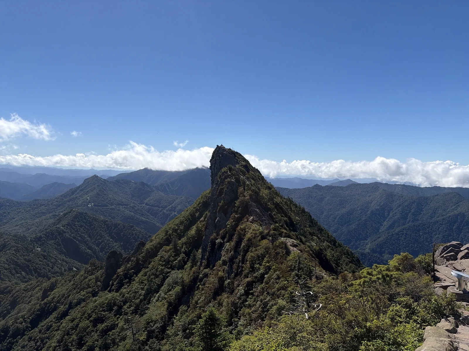 石鎚山・弥山の展望所から正面に望む、西日本最高峰・天狗岳(標高1,982m)の鋭く切れ落ちた岩峰とナイフリッジの稜線
