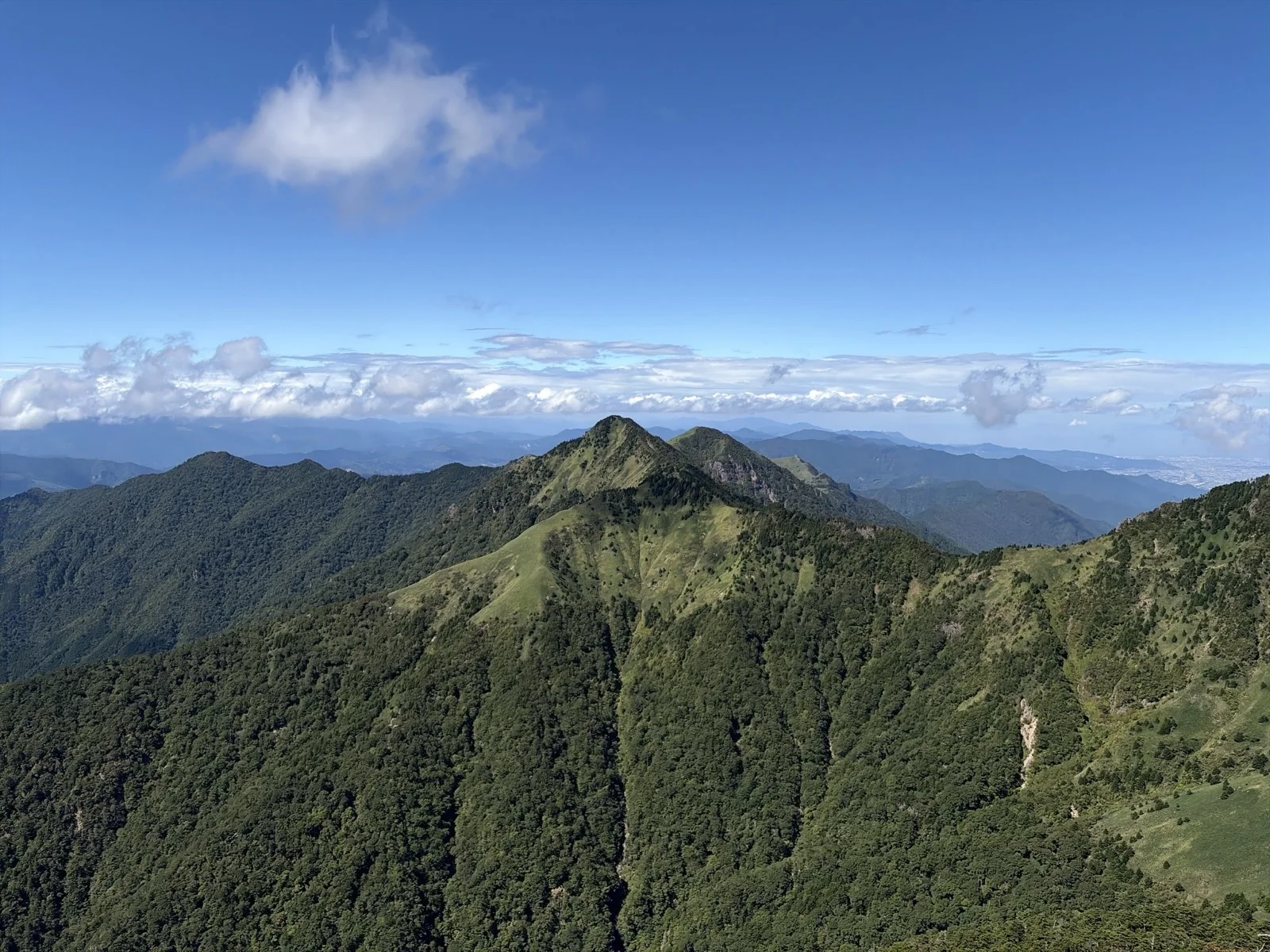 天狗岳山頂から南西方向に望む、二ノ森から鞍瀬ノ頭・堂ヶ森へと続く四国山地の緑深い縦走路と大パノラマ
