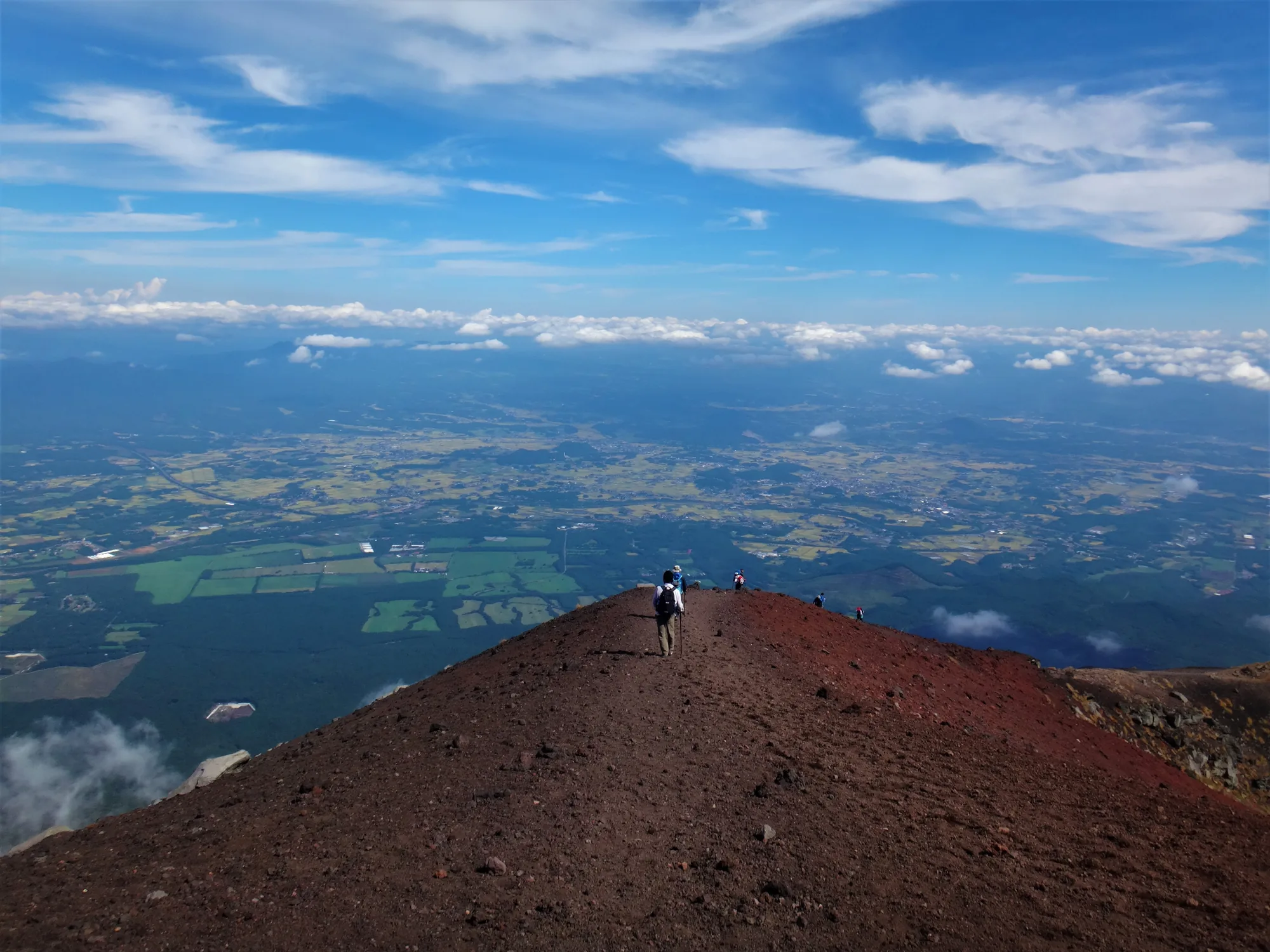 岩手山のお鉢巡りで火口縁を歩く登山道