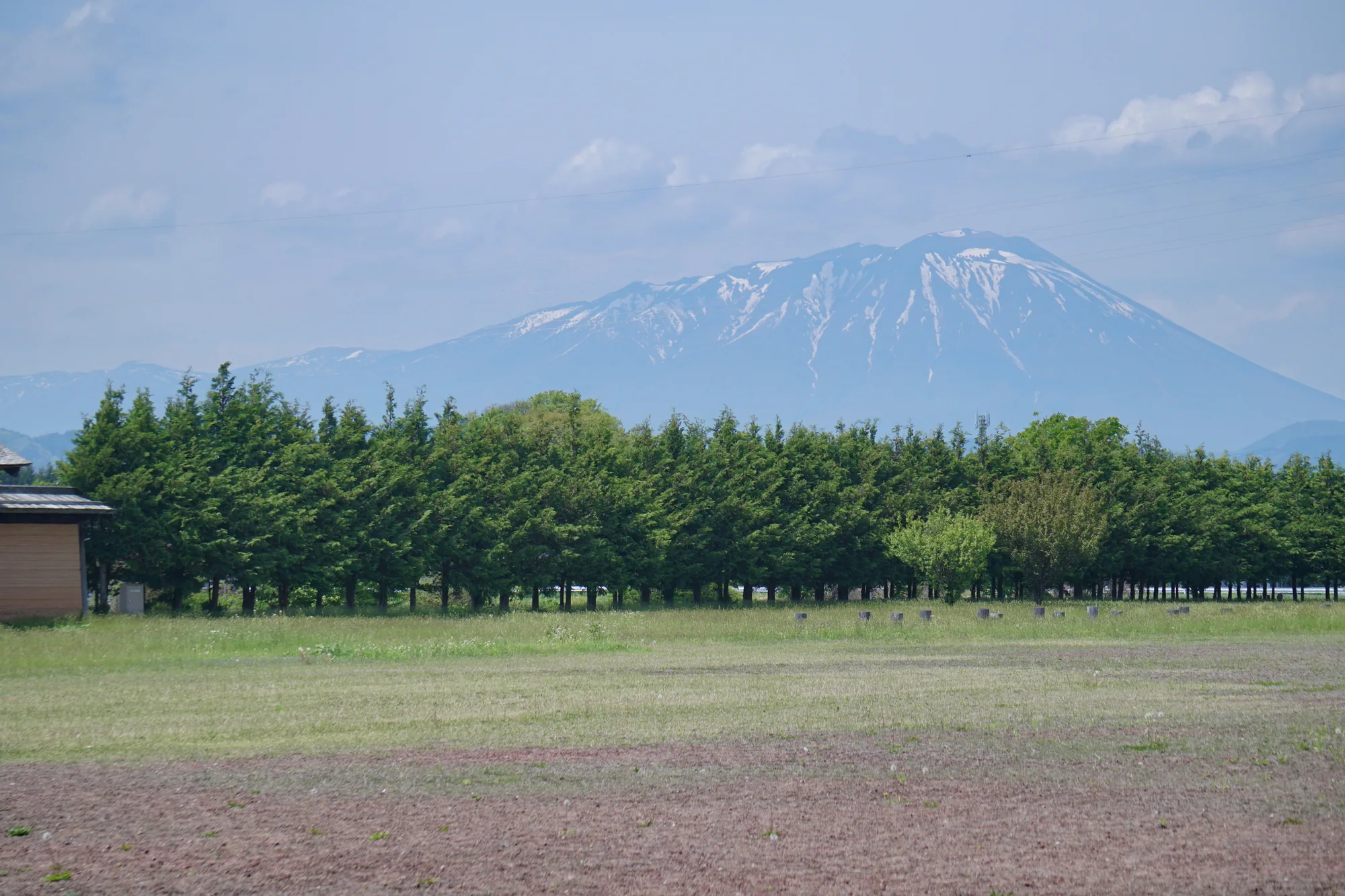 紫波城跡付近から望む岩手山の山容