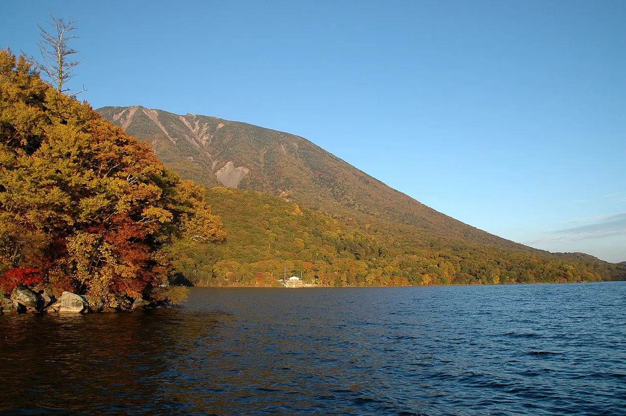 秋の男体山と中禅寺湖