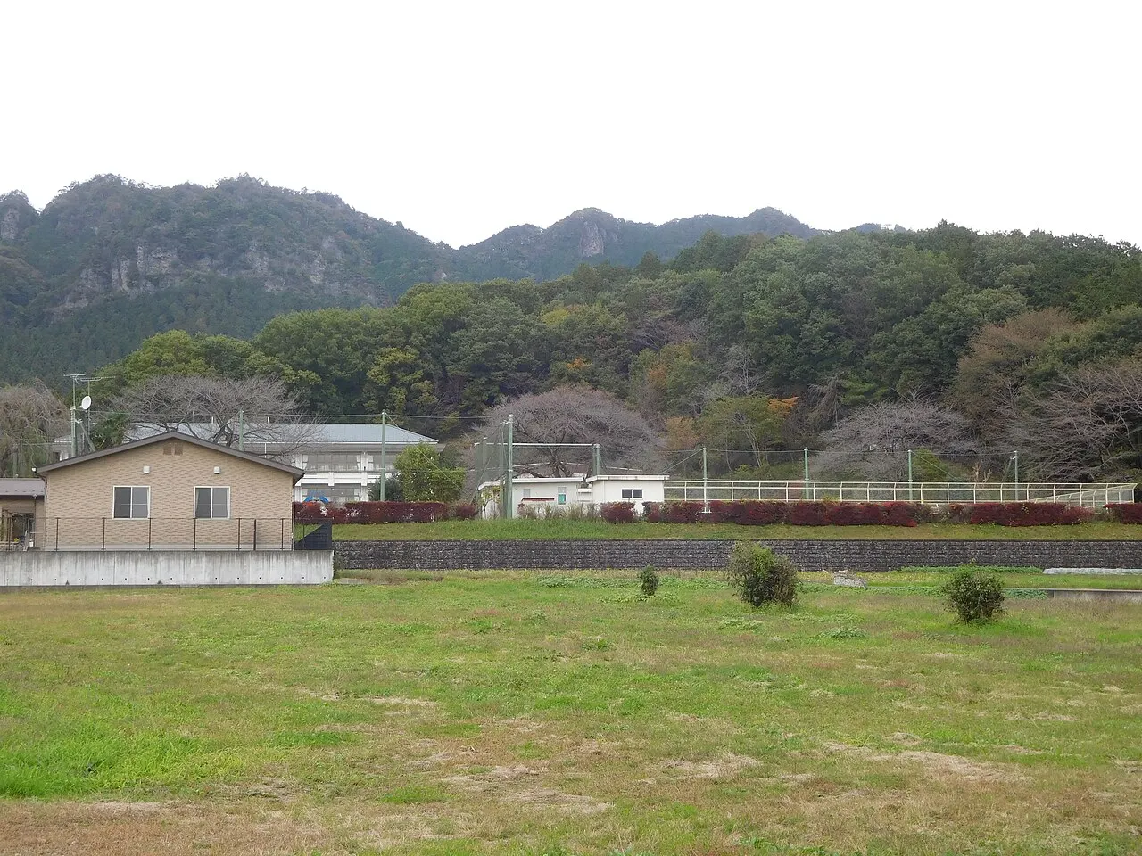 宇都宮市古賀志町から見た古賀志山の岩峰