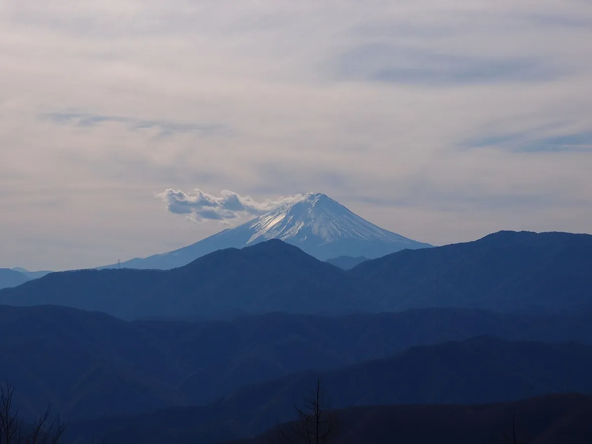 石尾根の稜線から見える雪をかぶった富士山