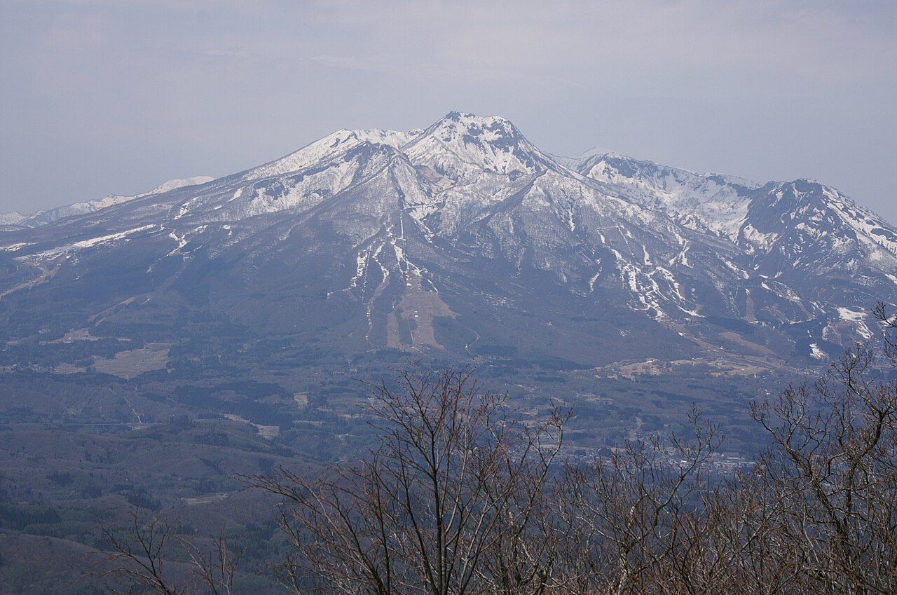 妙高山 登山ガイド｜燕温泉から登る新潟の百名山・鎖場と外輪山の展望を解説