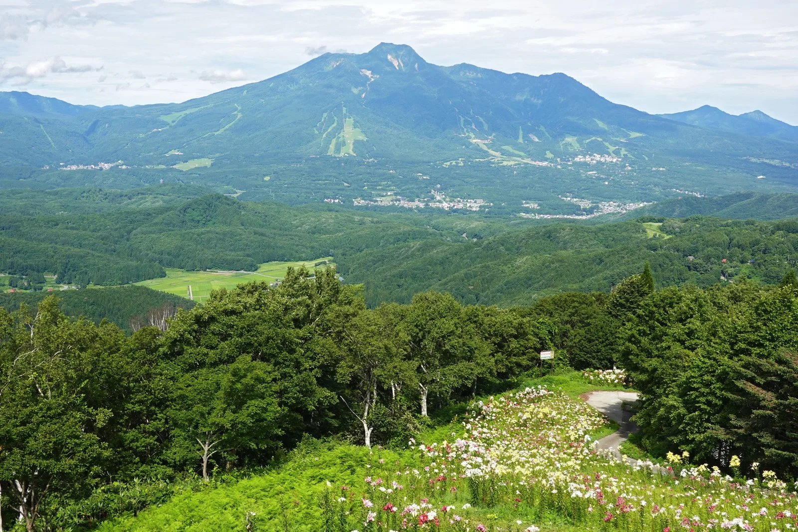 野尻湖テラス方面から見た妙高山の山容