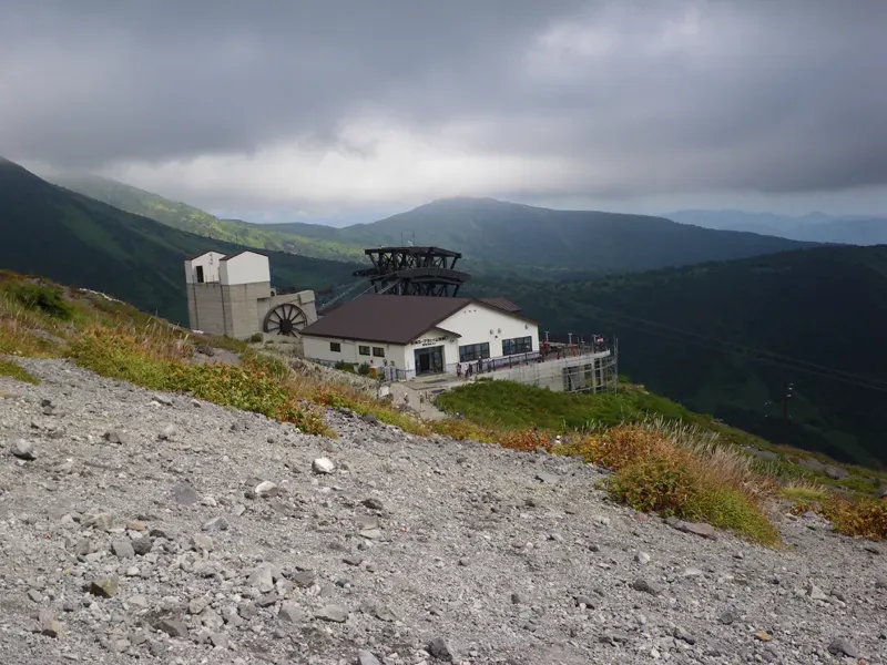砂礫の斜面の先に建つ那須ロープウェイ山頂駅