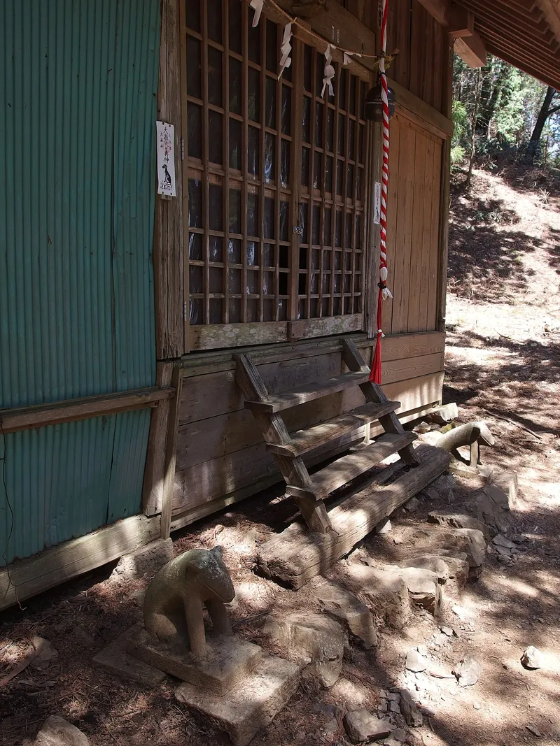大岳山の途中にある大岳神社の社殿。緑色の壁と格子窓、石段が見える