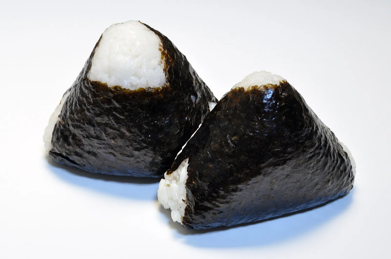 海苔で包んだおにぎりが2つ並んでいる