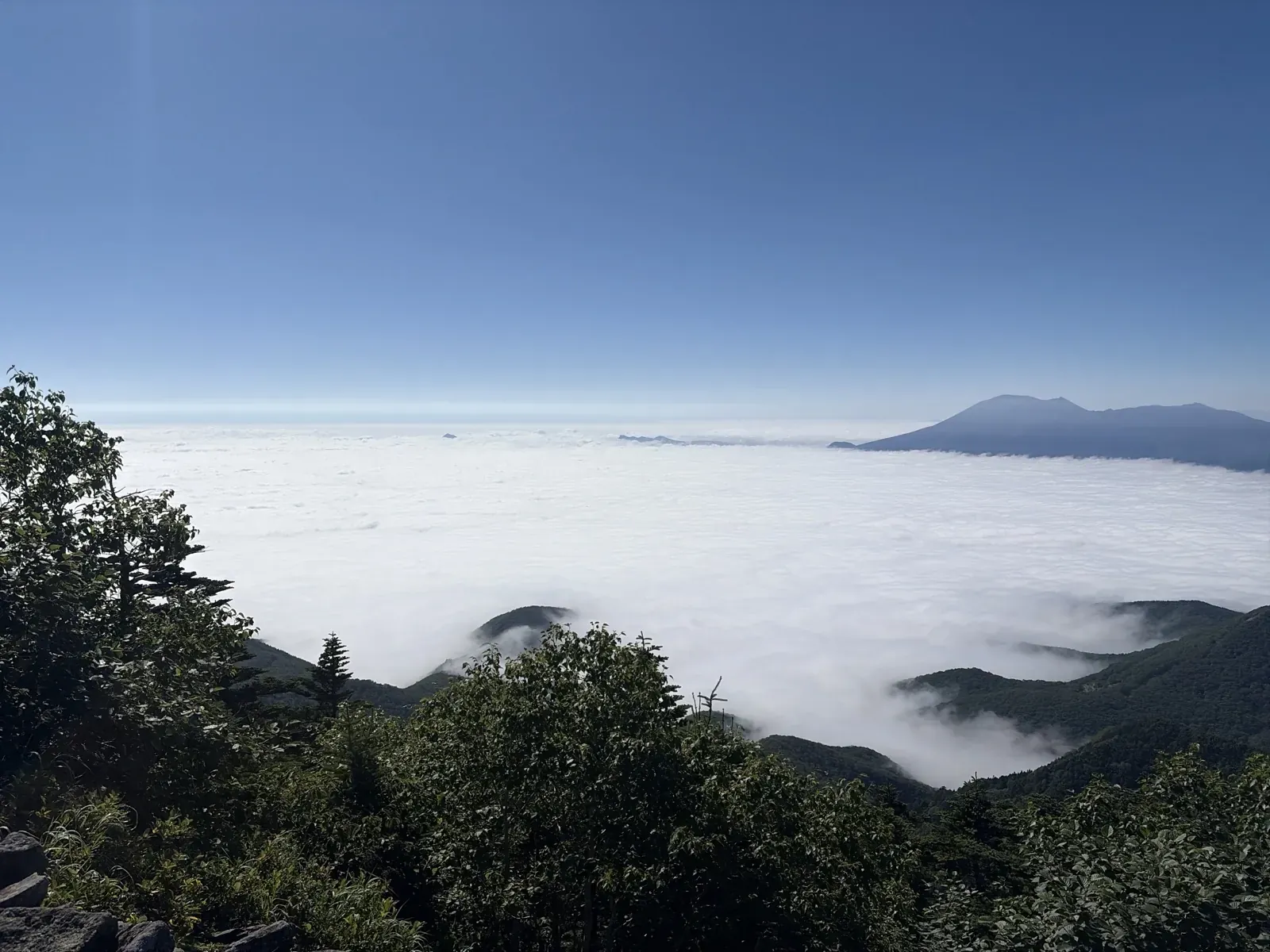 四阿山の山頂付近から見た、一面の雲海と遠くの山