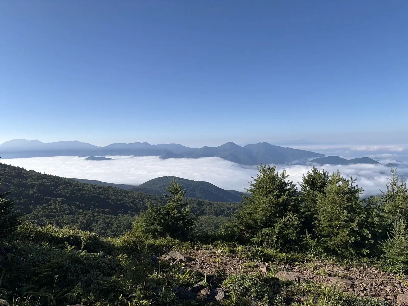 小四阿から中四阿へ向かう途中、雲海の上に連なる山並み