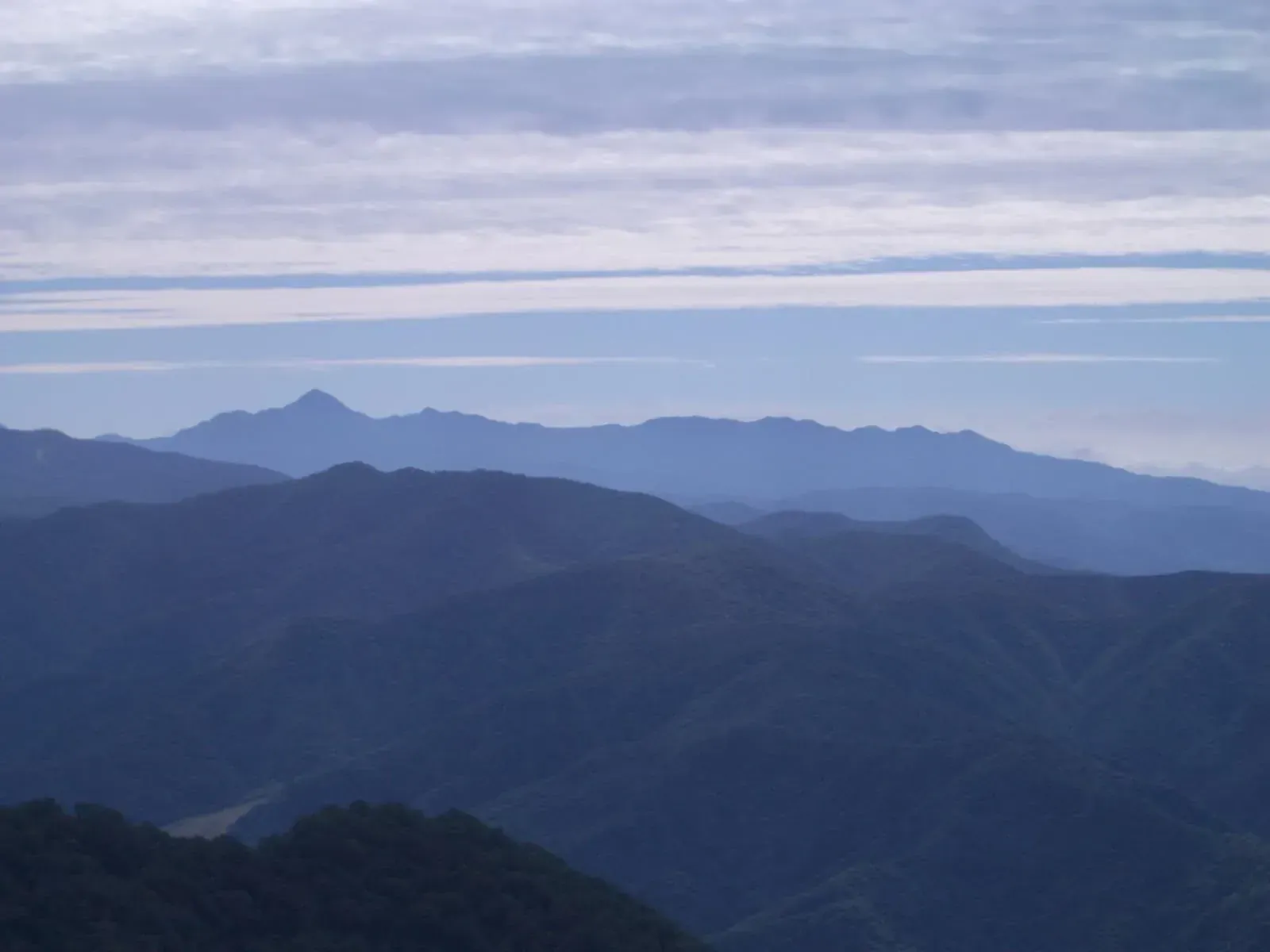 皇海山と袈裟丸山の山並み