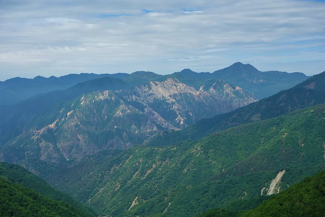 半月山駐車場方面から見た、袈裟丸山と皇海山の険しい山肌が連なる景色