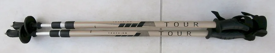 縮めて並べられた2本のトレッキングポール