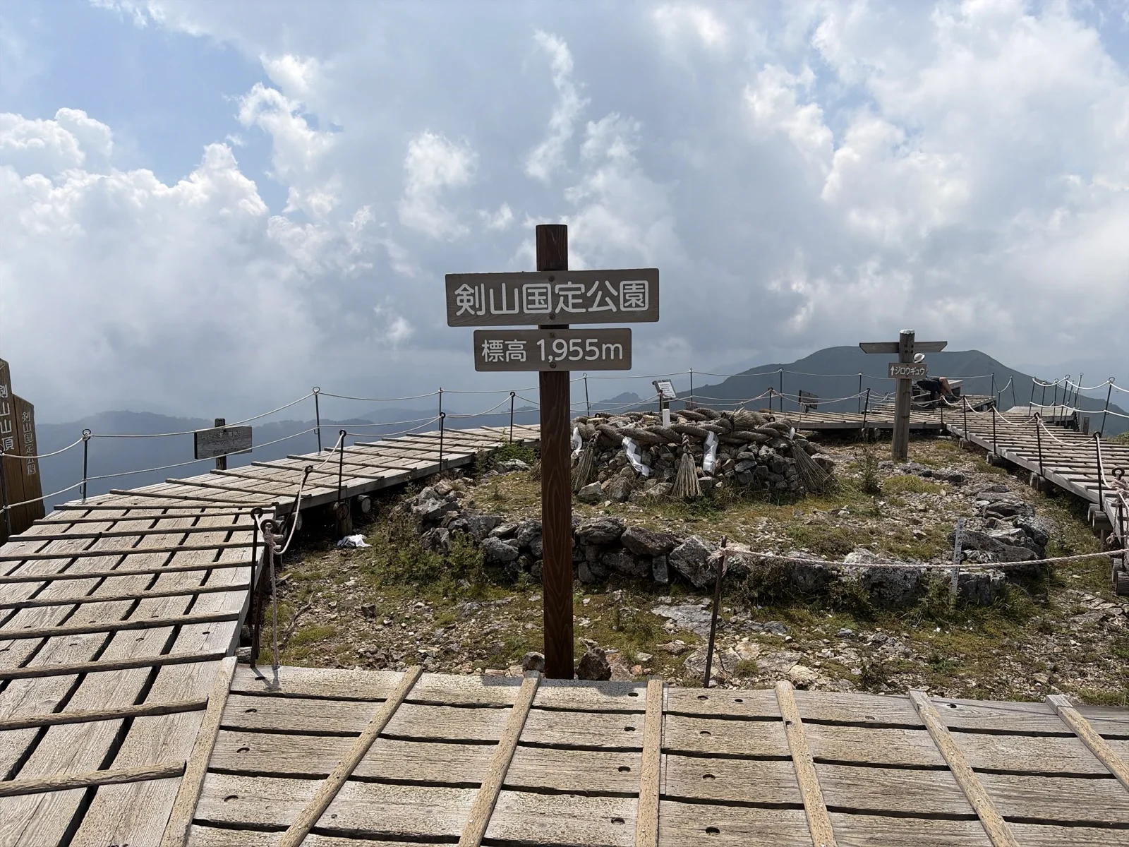 剣山山頂(標高1,955m)の木道テラスと剣山国定公園標高1,955mの標柱、奥の次郎笈方面を示す道標