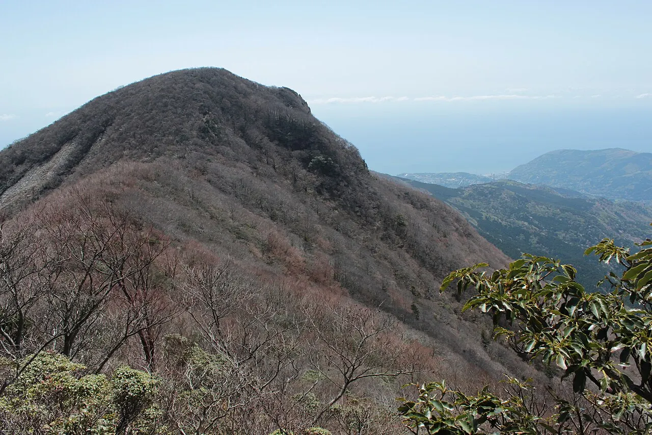 西から見た天城山の万二郎岳