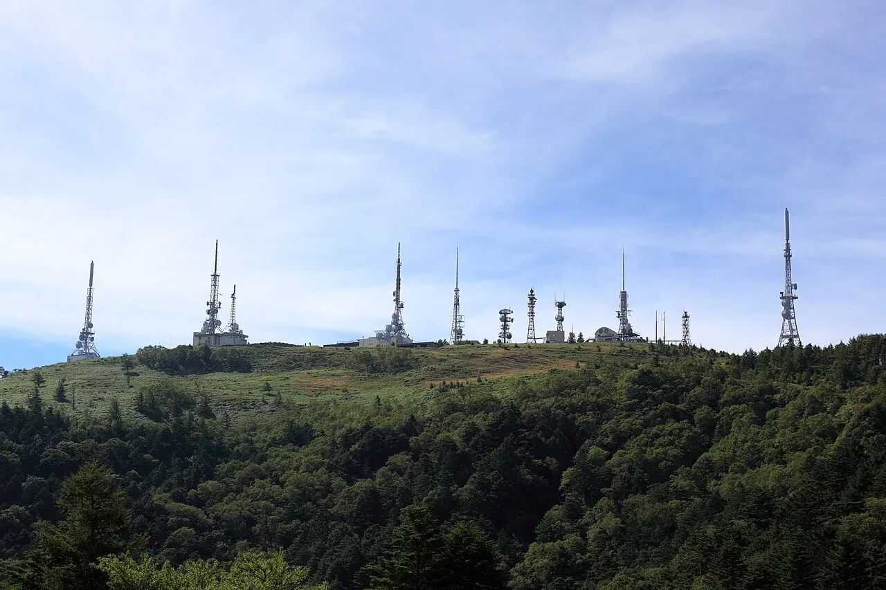 美ヶ原にそびえる電波塔群