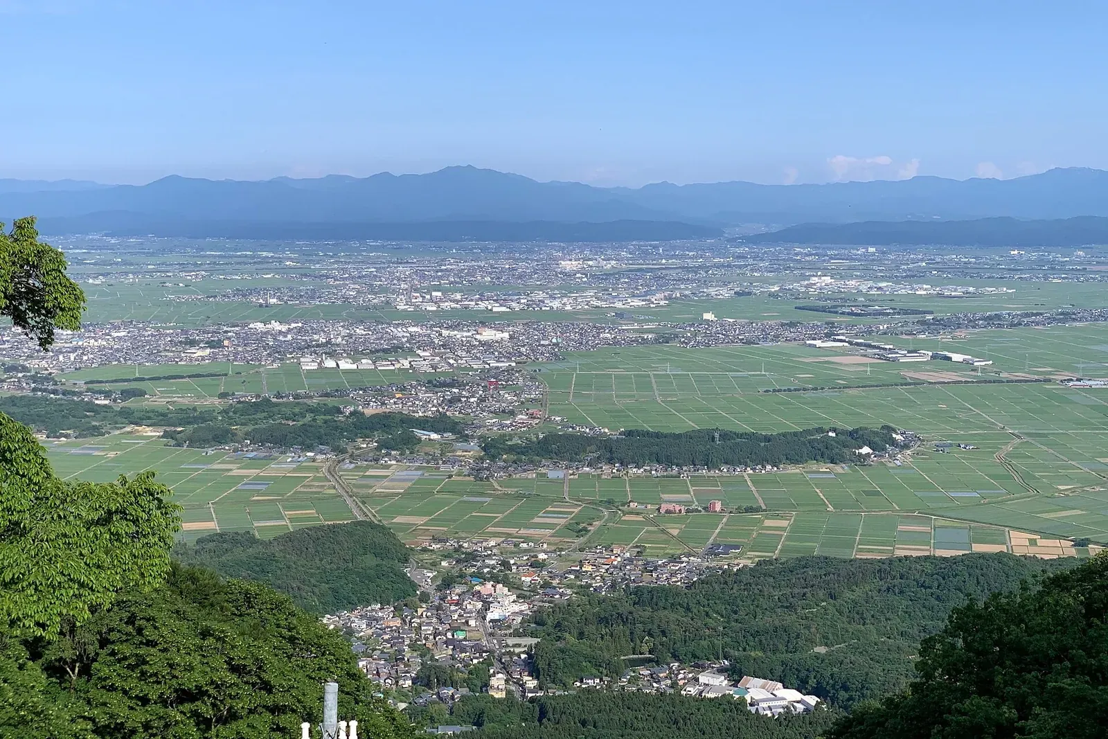 弥彦山の九合目付近から見下ろした越後平野と弥彦村の街並み
