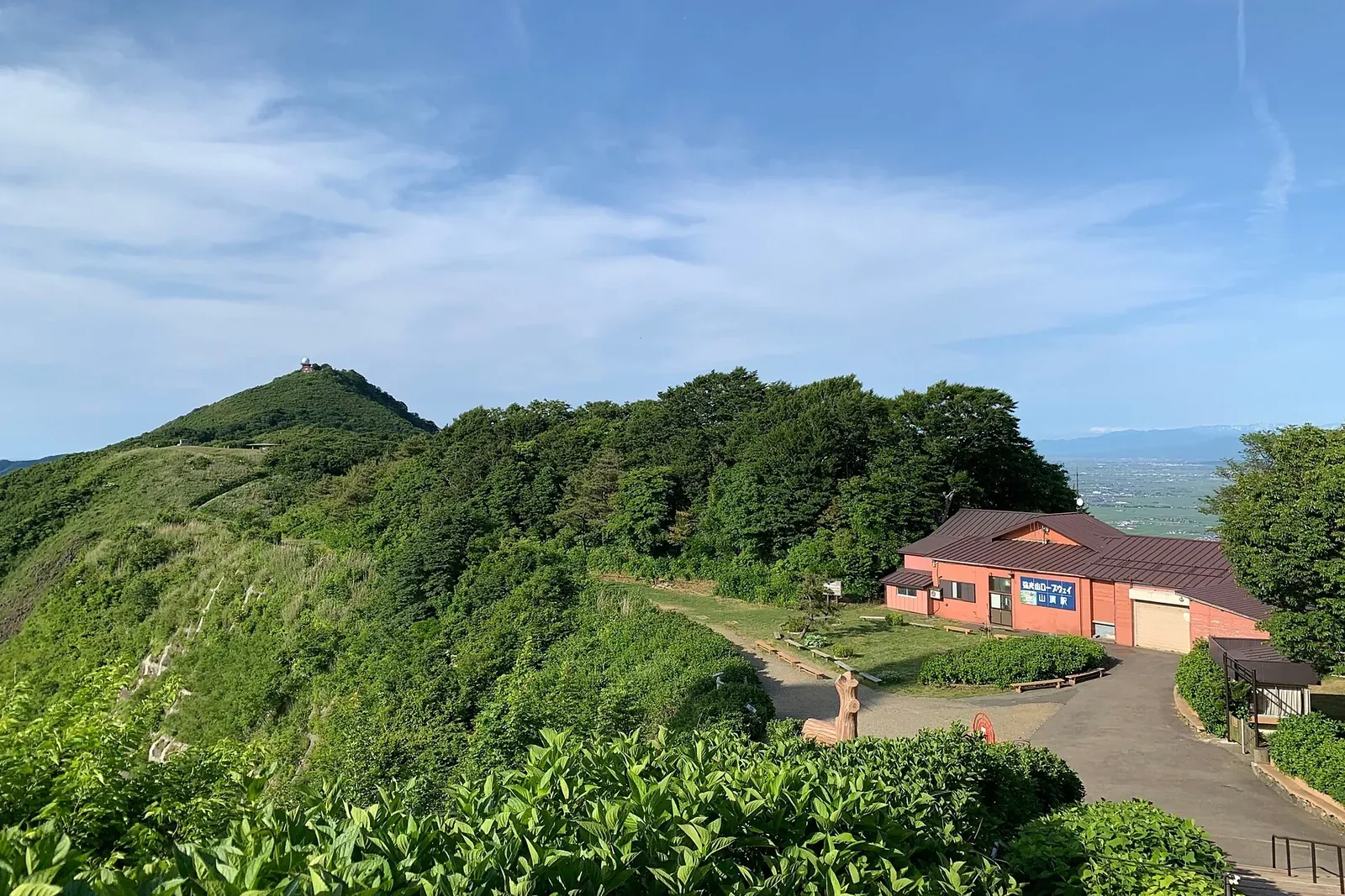 弥彦山ロープウェイの山頂駅と、奥にそびえる多宝山