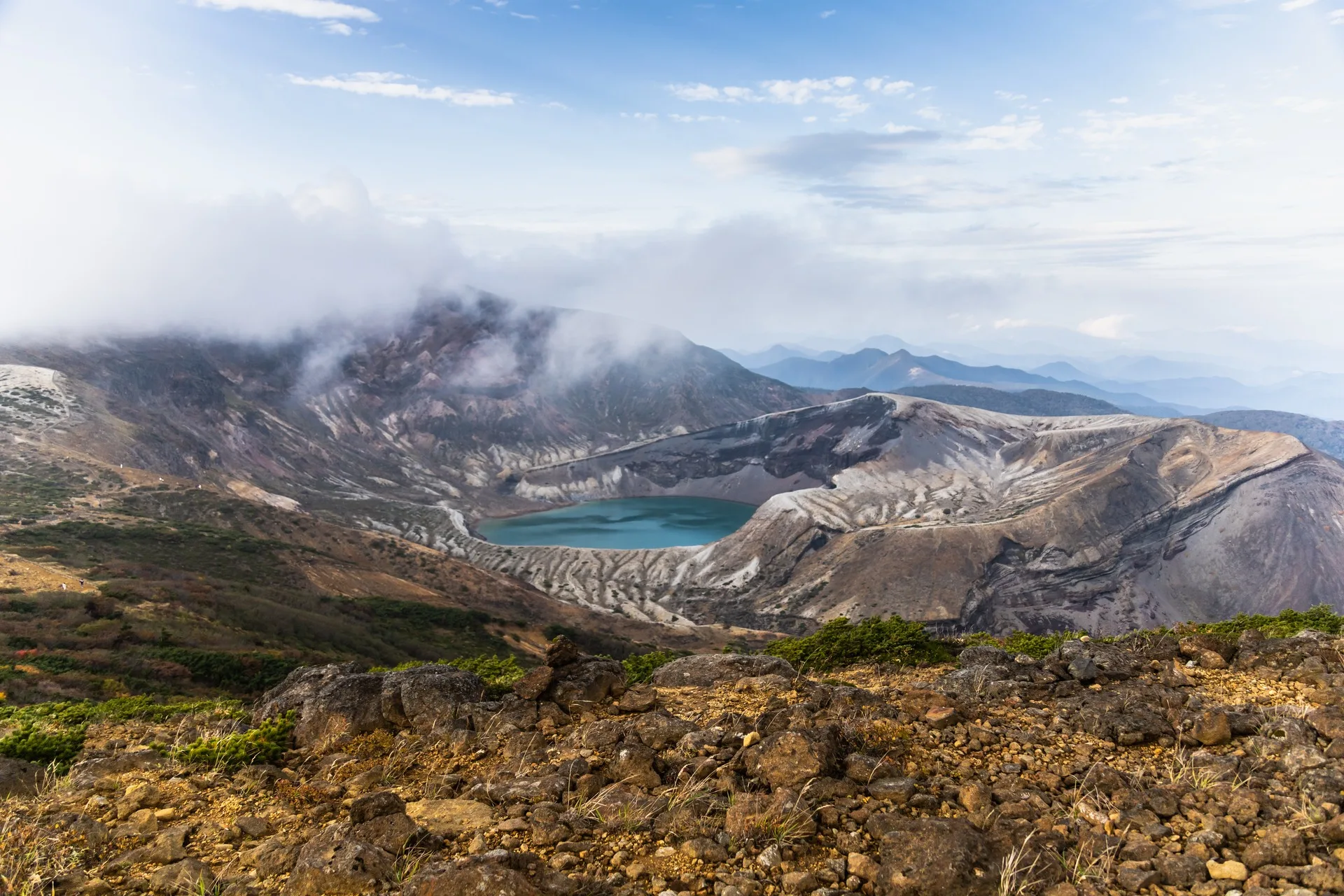 秋の蔵王・御釜と周囲の山肌